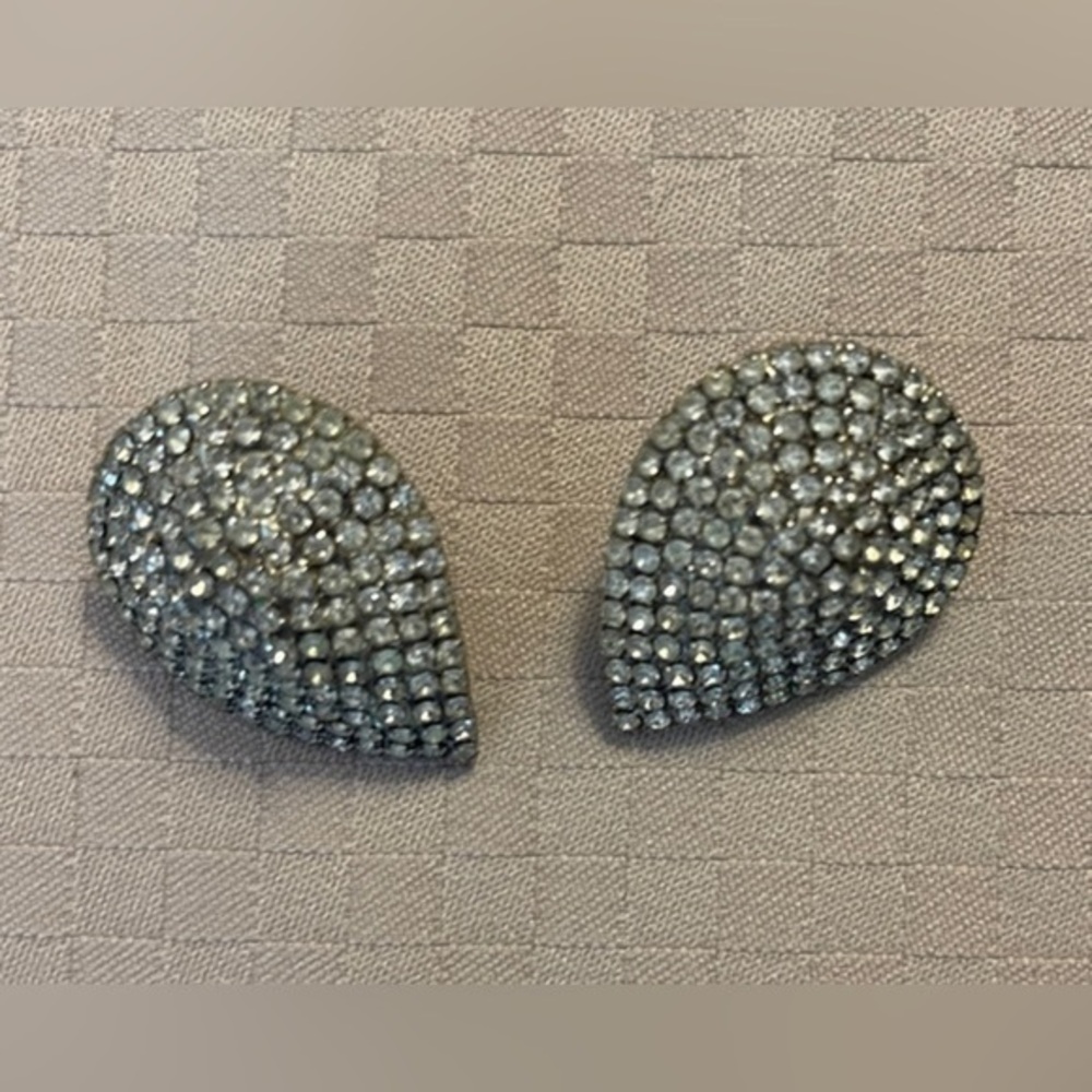 Vintage large silver tone pavè teardrop shaped rhinestone earrings. 1.5” x1”